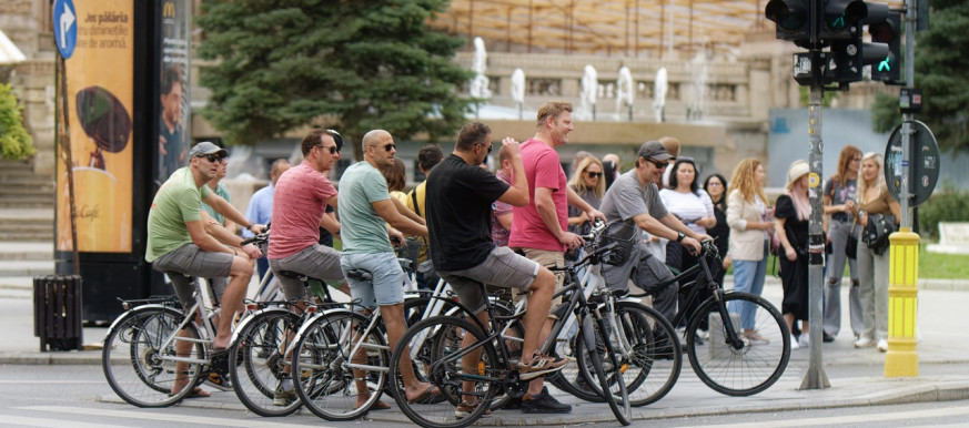 Grupa rowerzystów na ulicy