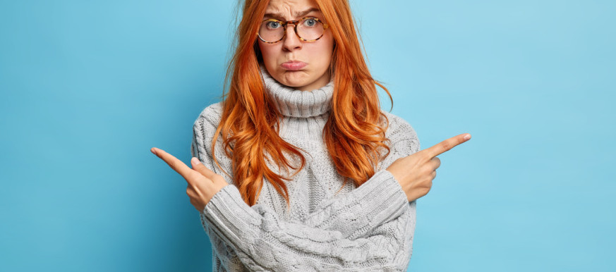 Kobieta zastanawiająca się jakie ubezpieczenie wybrać