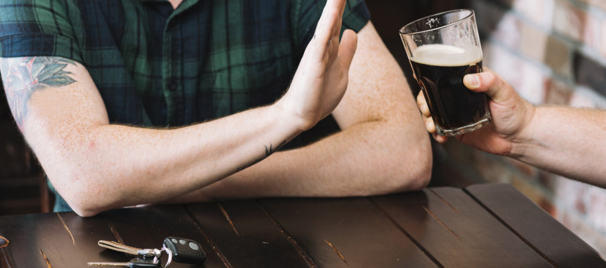 Mężczyzna rezygnujący z alkoholu