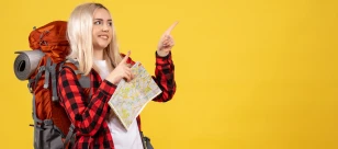 Kobieta uprawiająca turystykę górską